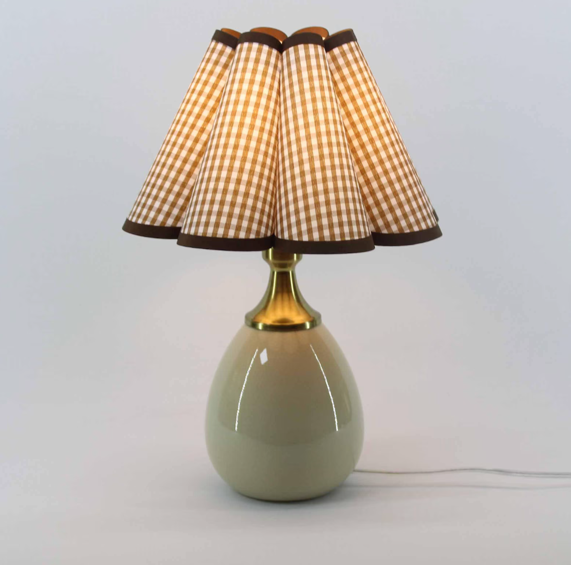Vintage Cottage Gingham Scallop Counter Lamp